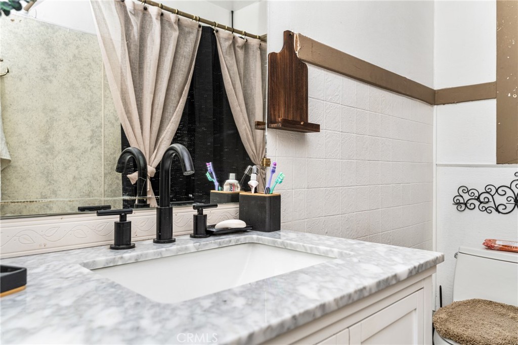 1106 W Santa Ana Boulevard