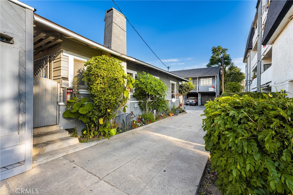 1106 W Santa Ana Boulevard