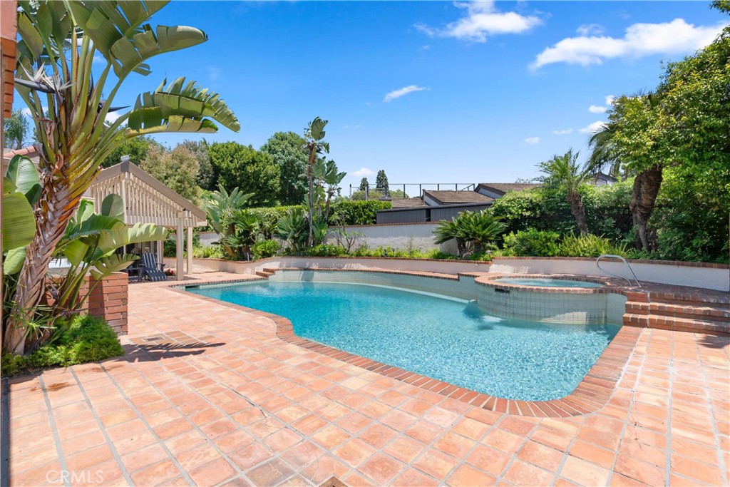 18811 Ridgeview Circle