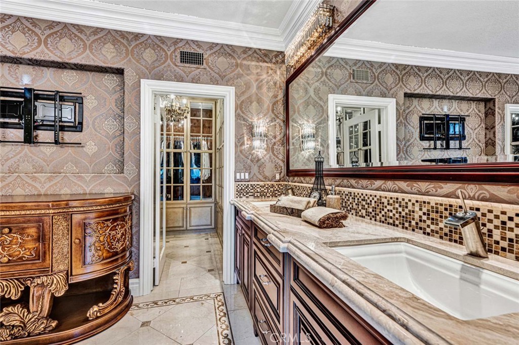 1025 S Sunstream Lane