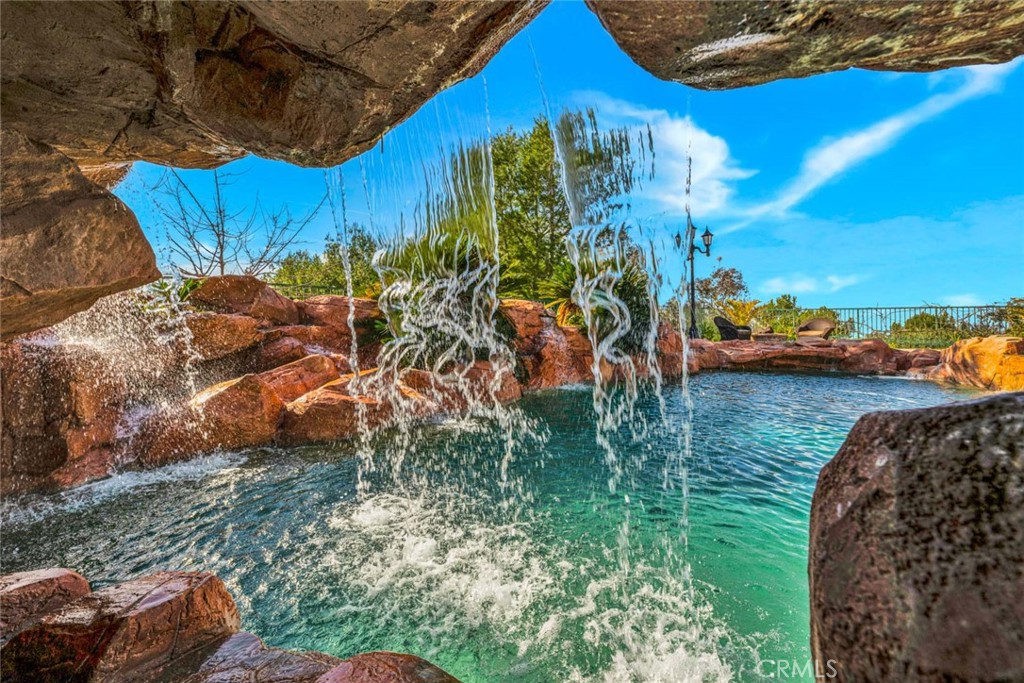 1025 S Sunstream Lane