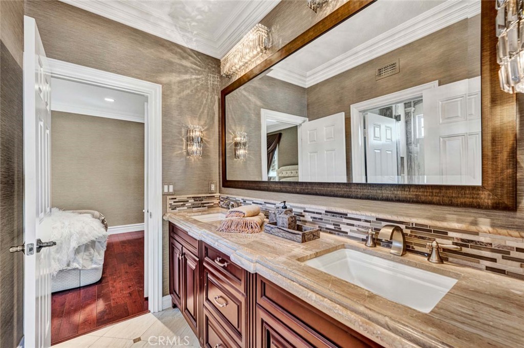 1025 S Sunstream Lane