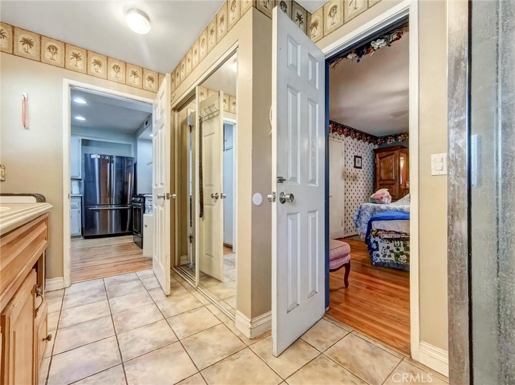 1223 South Oakhaven Drive