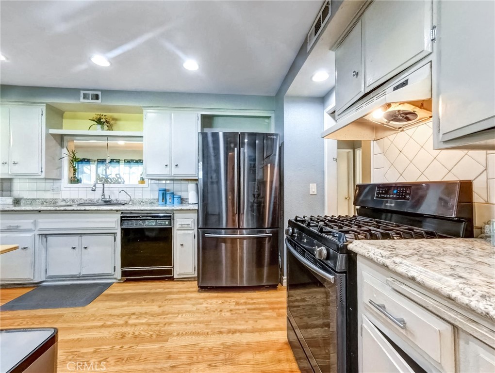 1223 South Oakhaven Drive