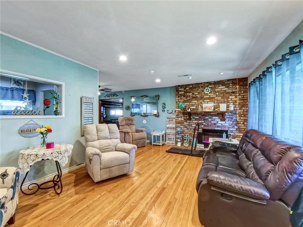 1223 South Oakhaven Drive