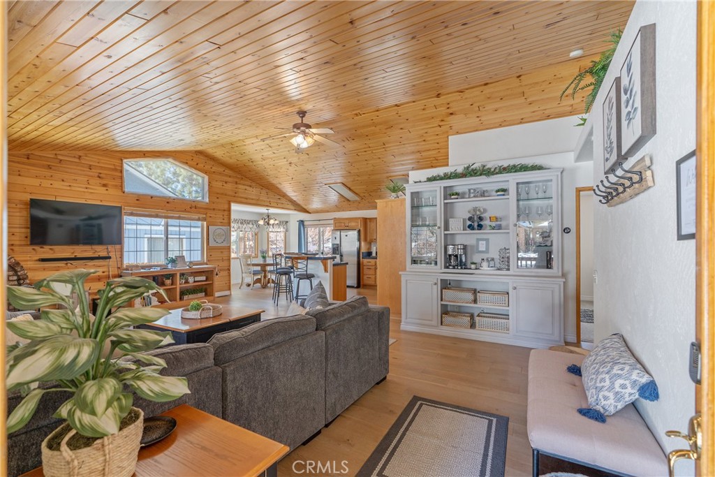 537 E Fairway Blvd