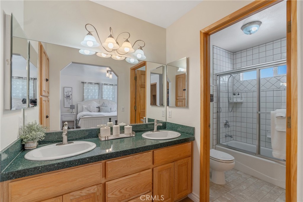 537 E Fairway Blvd