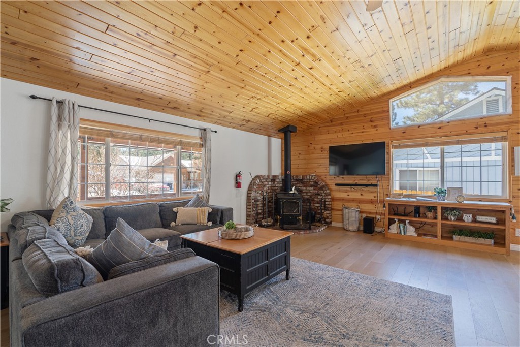537 E Fairway Blvd