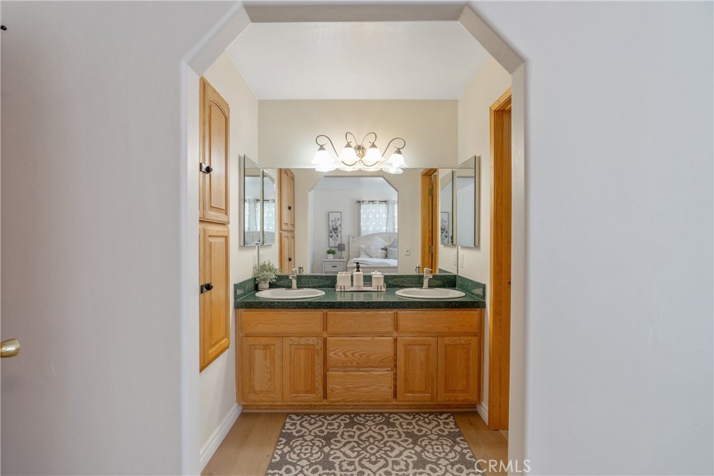 537 E Fairway Blvd