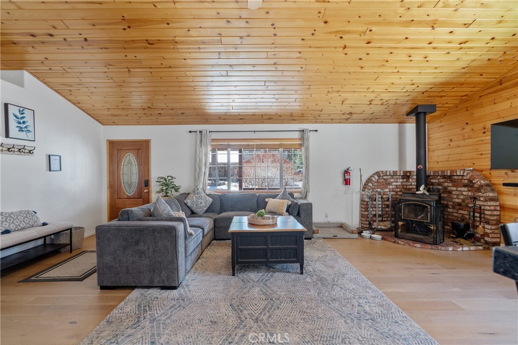 537 E Fairway Blvd