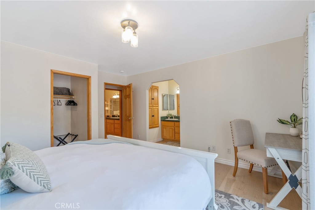 537 E Fairway Blvd