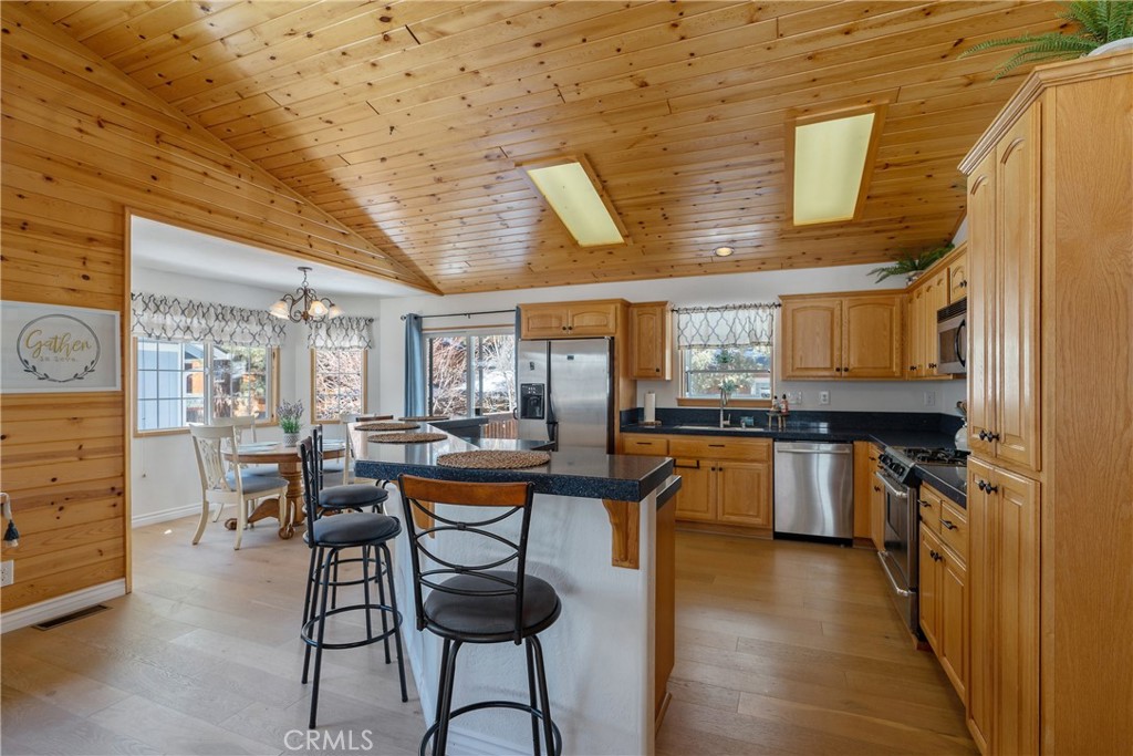 537 E Fairway Blvd
