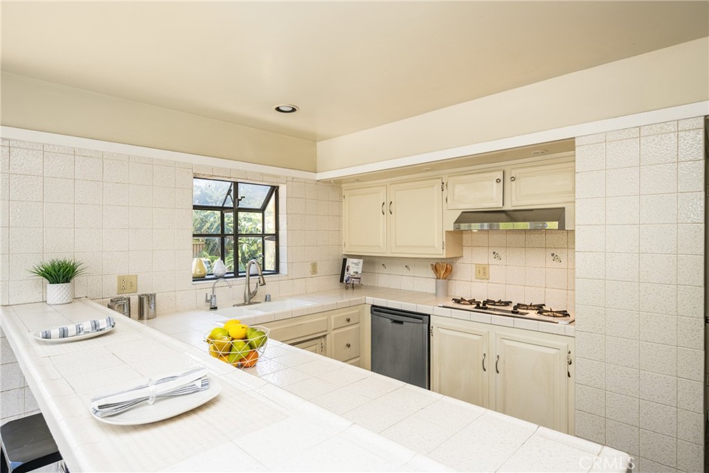 5642 Burlingame Avenue