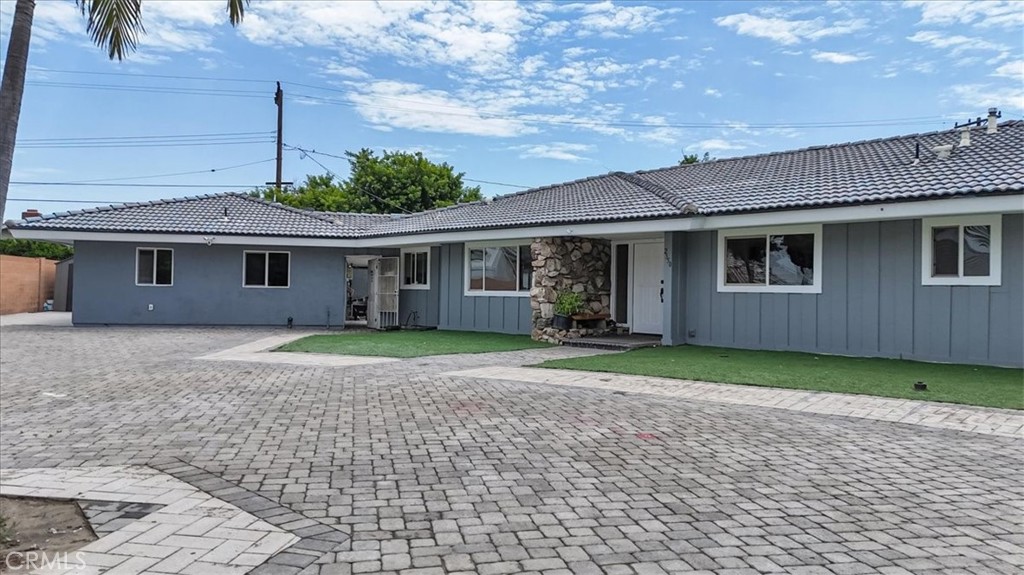 2550 W Rowland Avenue