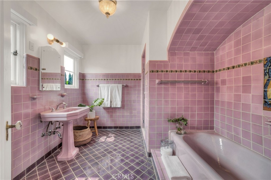 163 N Mccadden Place