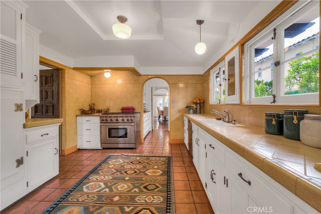 163 N Mccadden Place