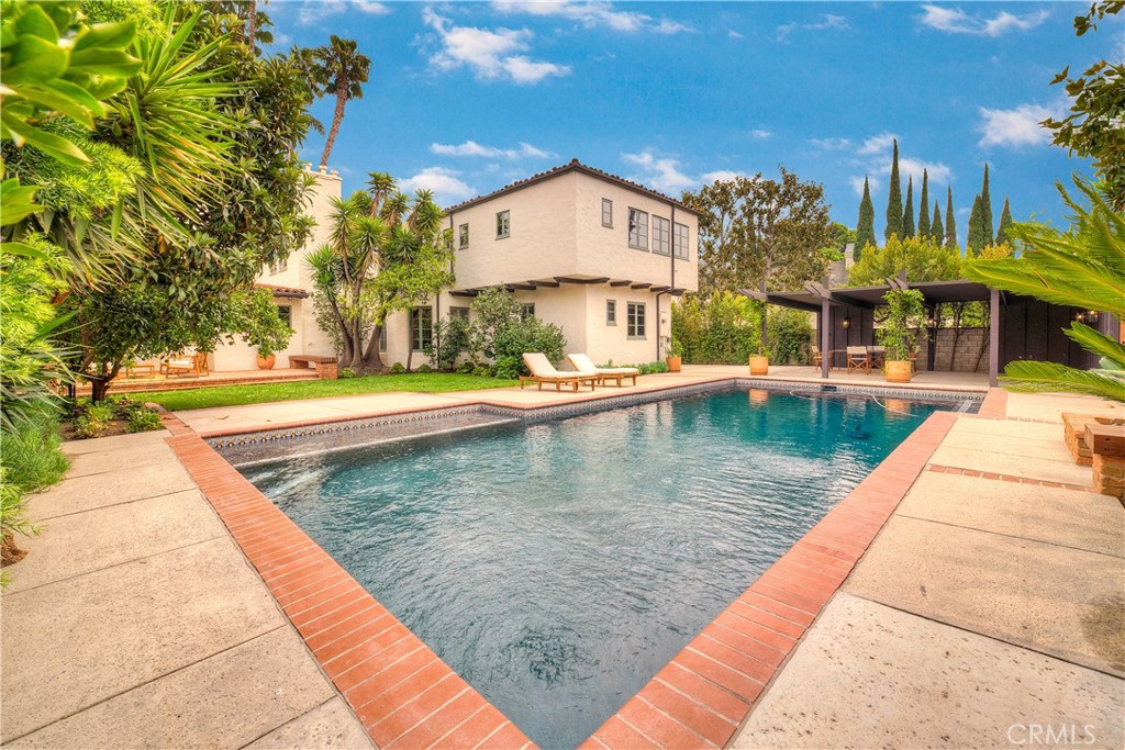 163 N Mccadden Place