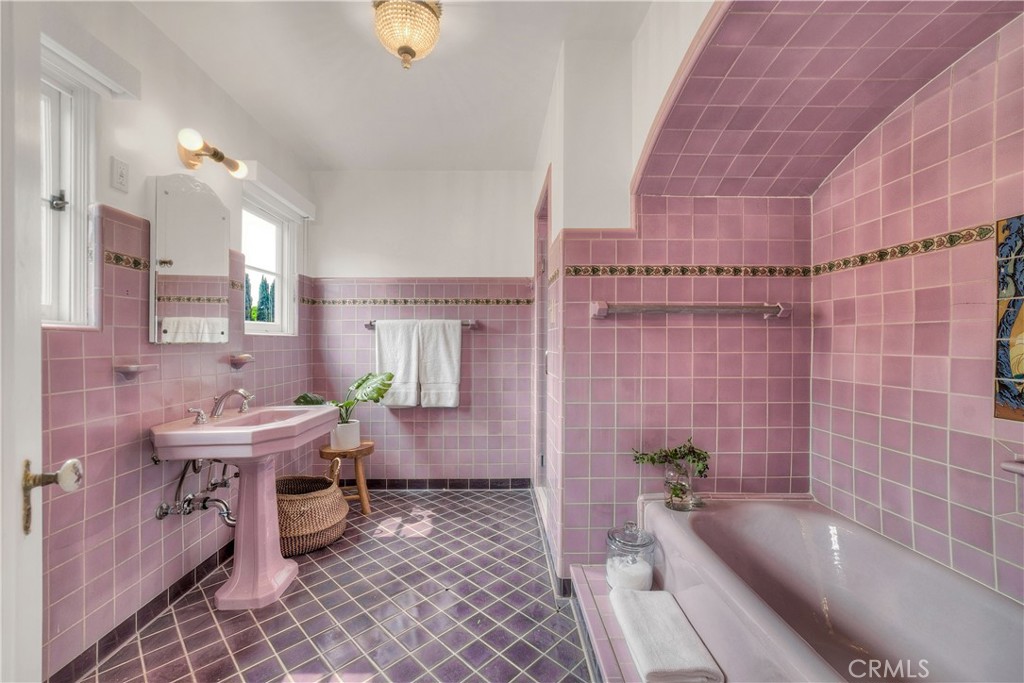 163 N Mccadden Place