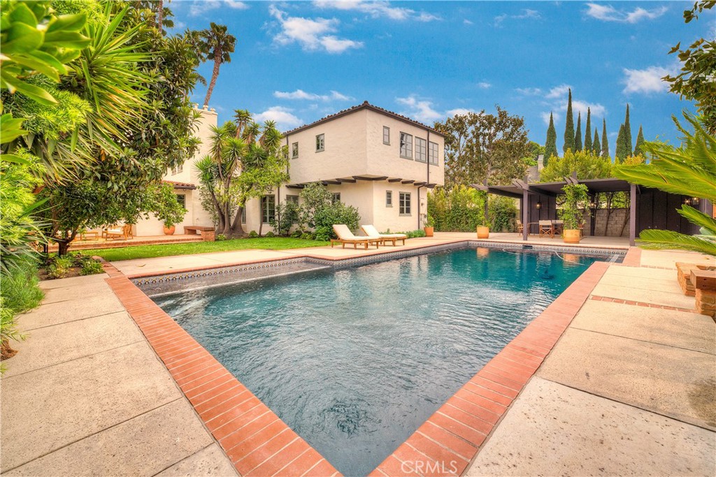 163 N Mccadden Place