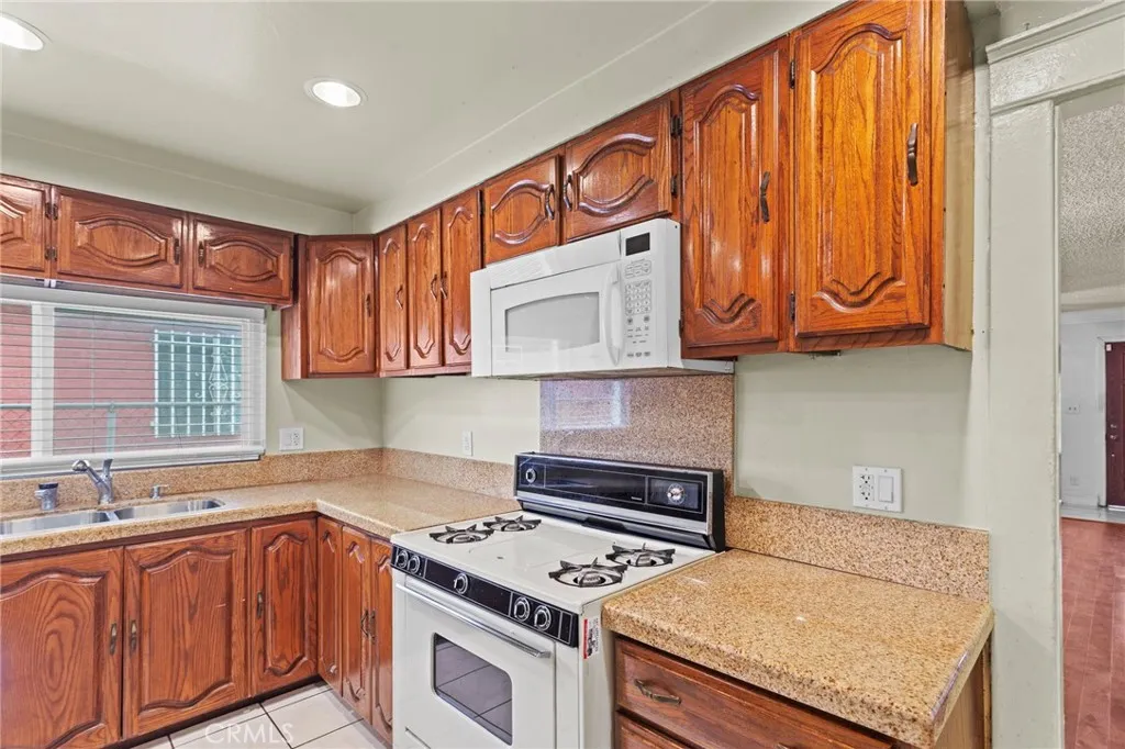 837 W 62nd Pl