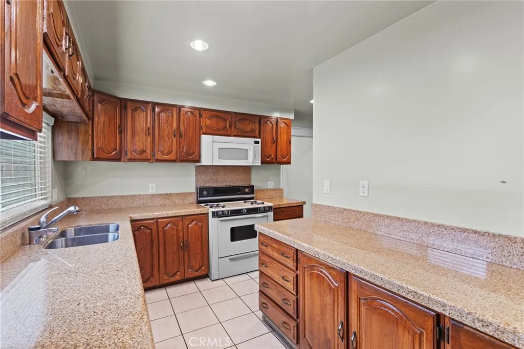 837 W 62nd Pl