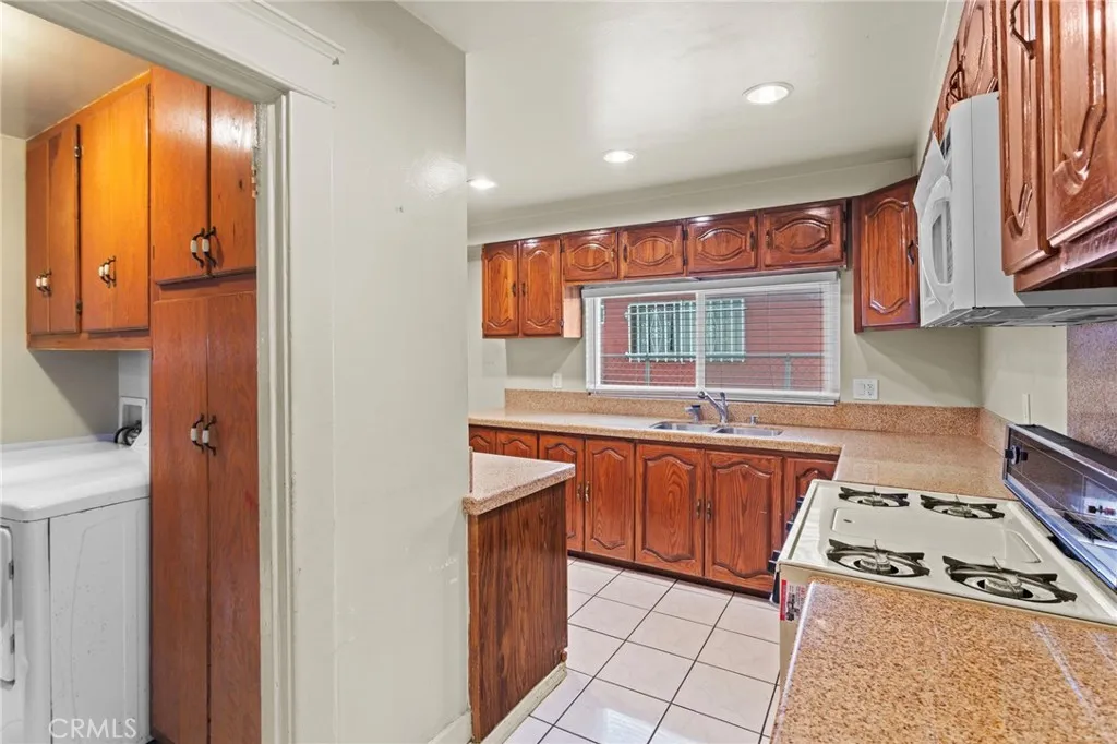 837 W 62nd Pl