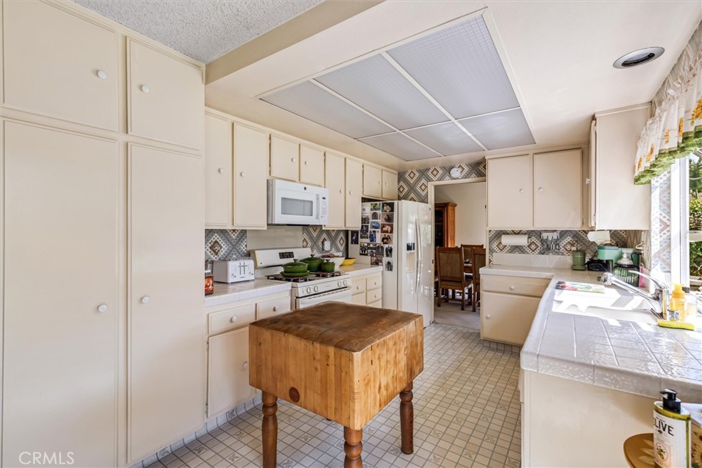 4466 Rainbow Lane