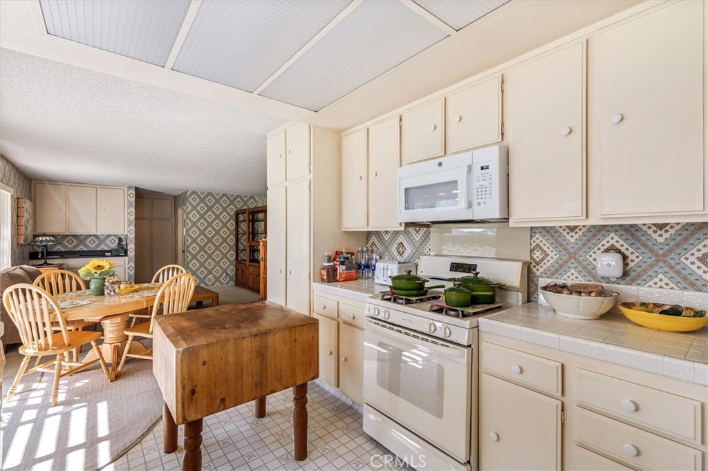 4466 Rainbow Lane