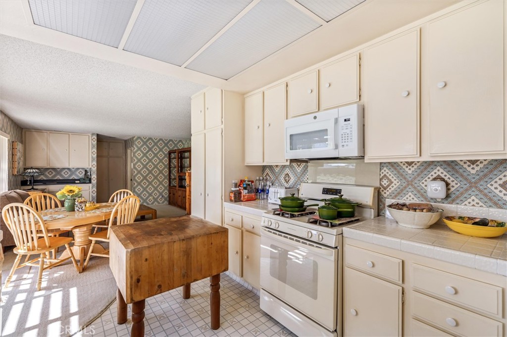 4466 Rainbow Lane