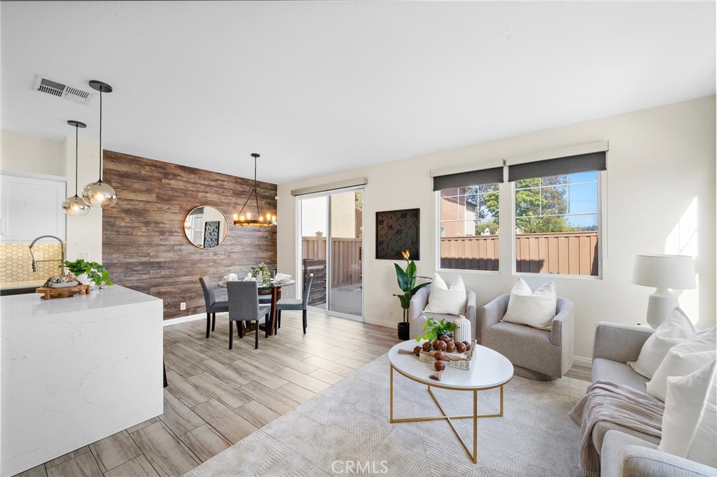 2852 N Santa Fe Place