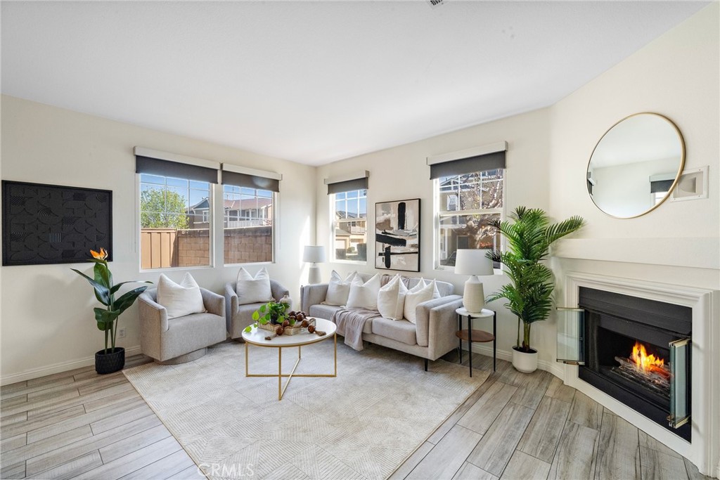 2852 N Santa Fe Place