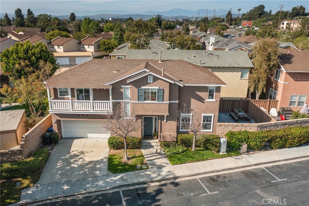 2852 N Santa Fe Place