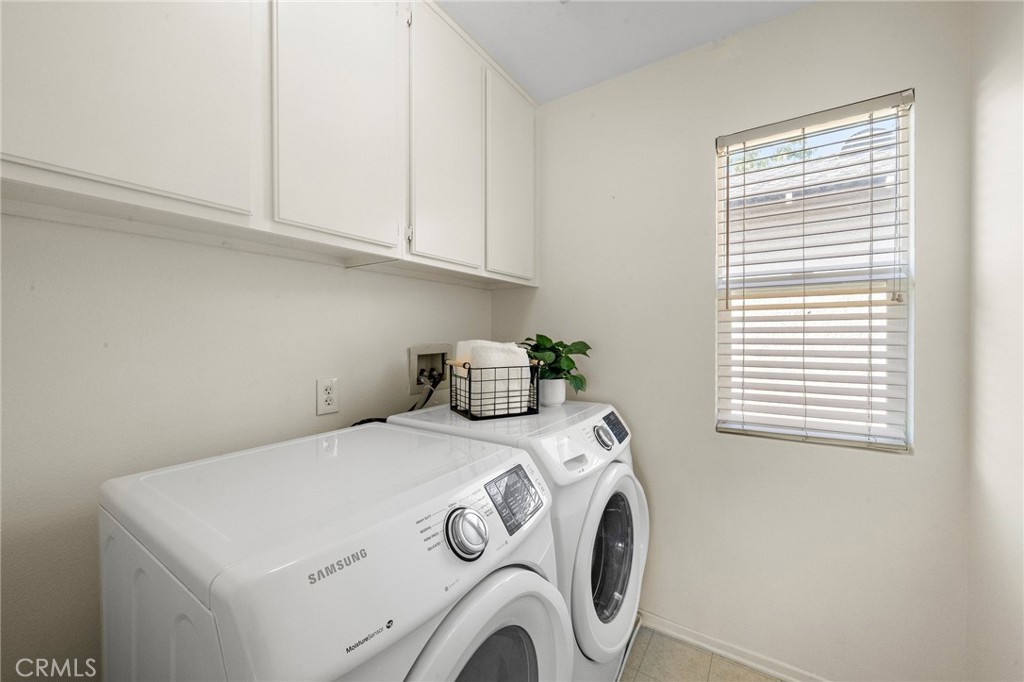 2852 N Santa Fe Place