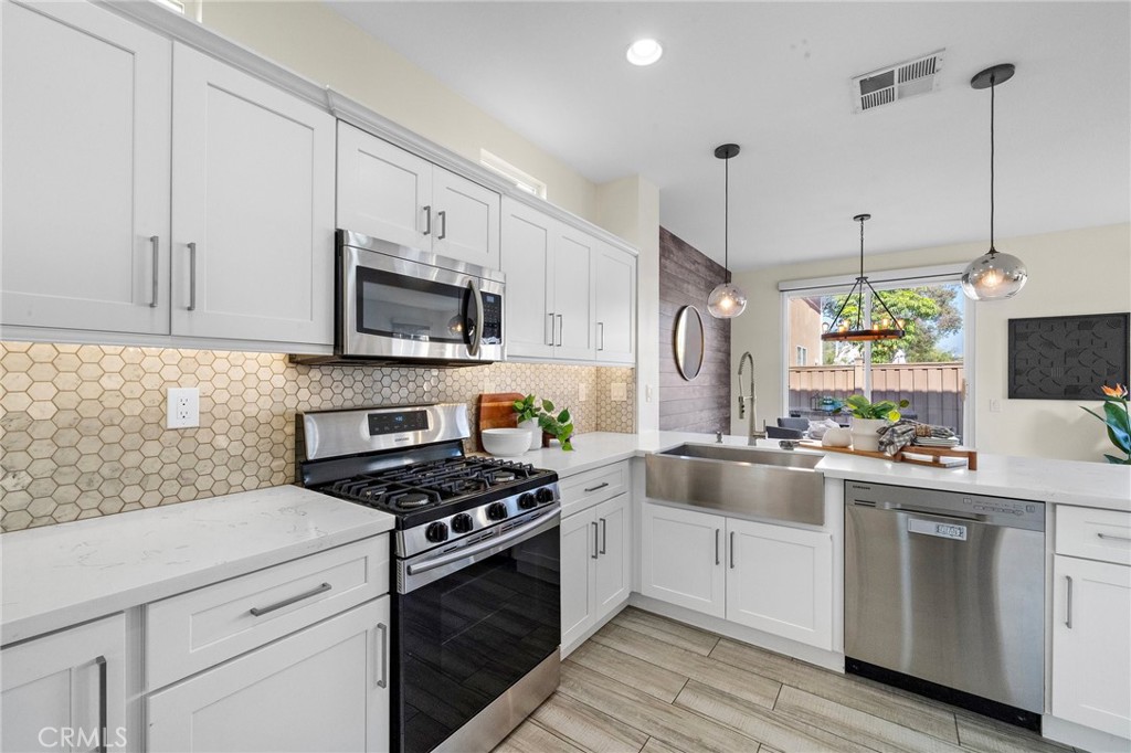 2852 N Santa Fe Place