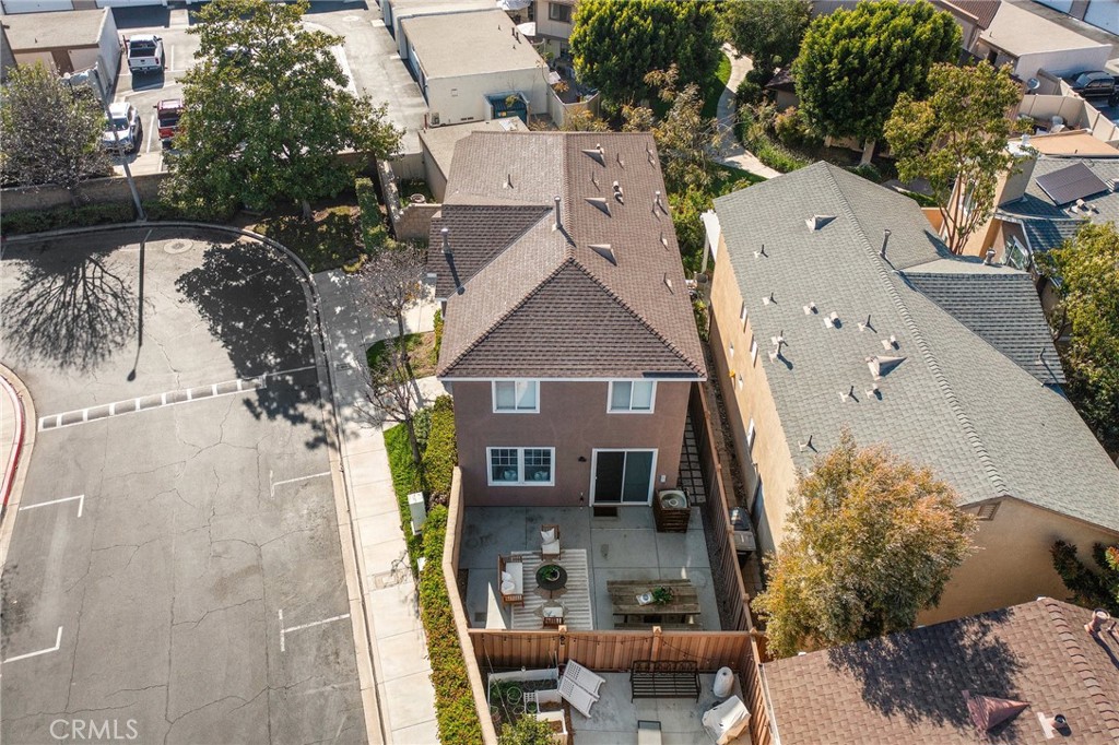 2852 N Santa Fe Place