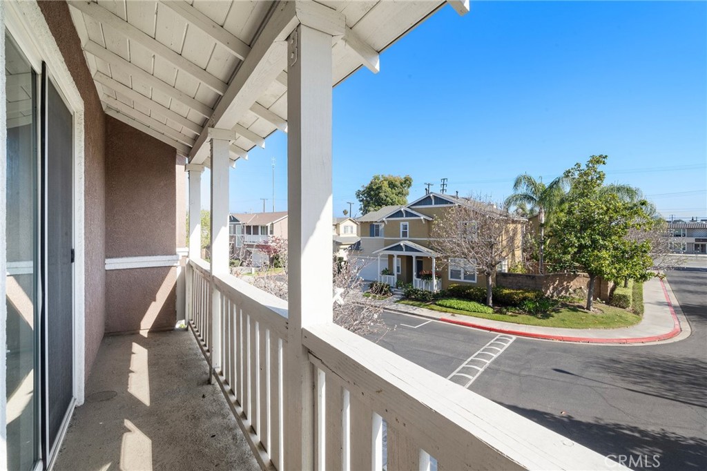 2852 N Santa Fe Place