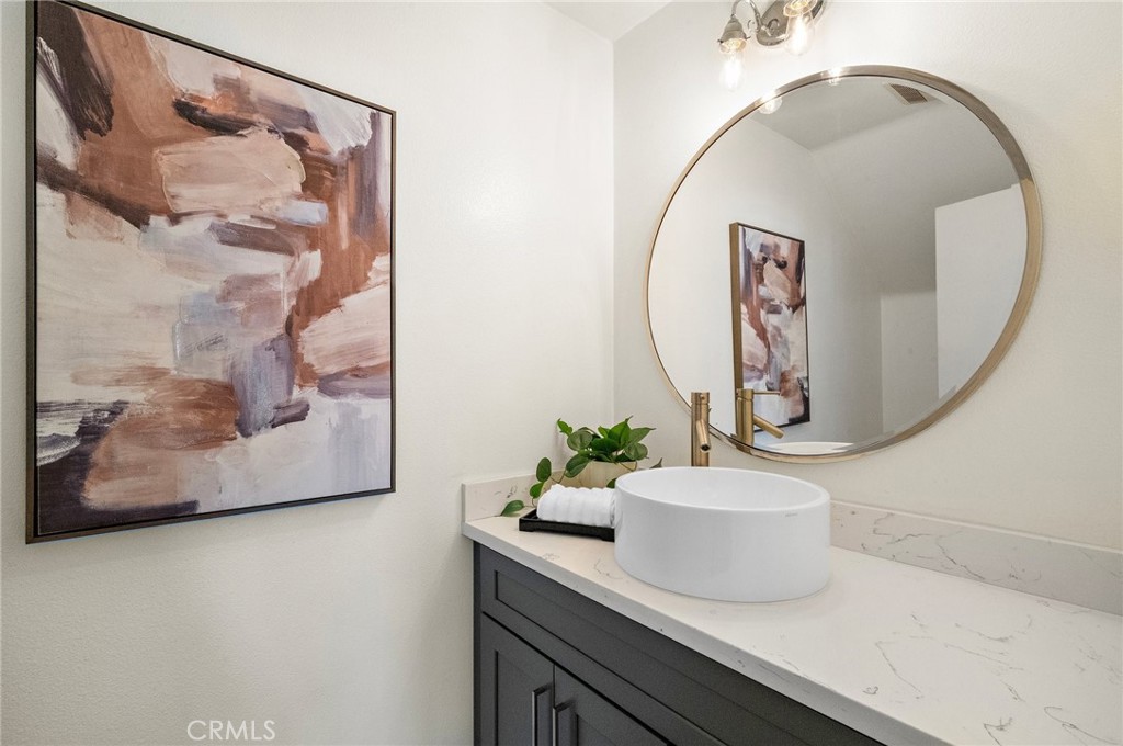 2852 N Santa Fe Place