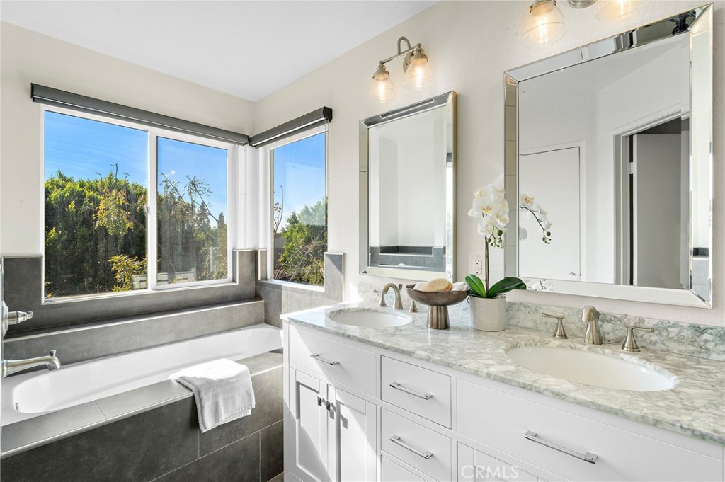 2852 N Santa Fe Place