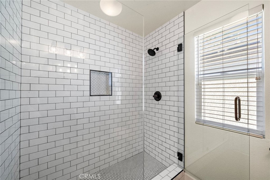 2852 N Santa Fe Place