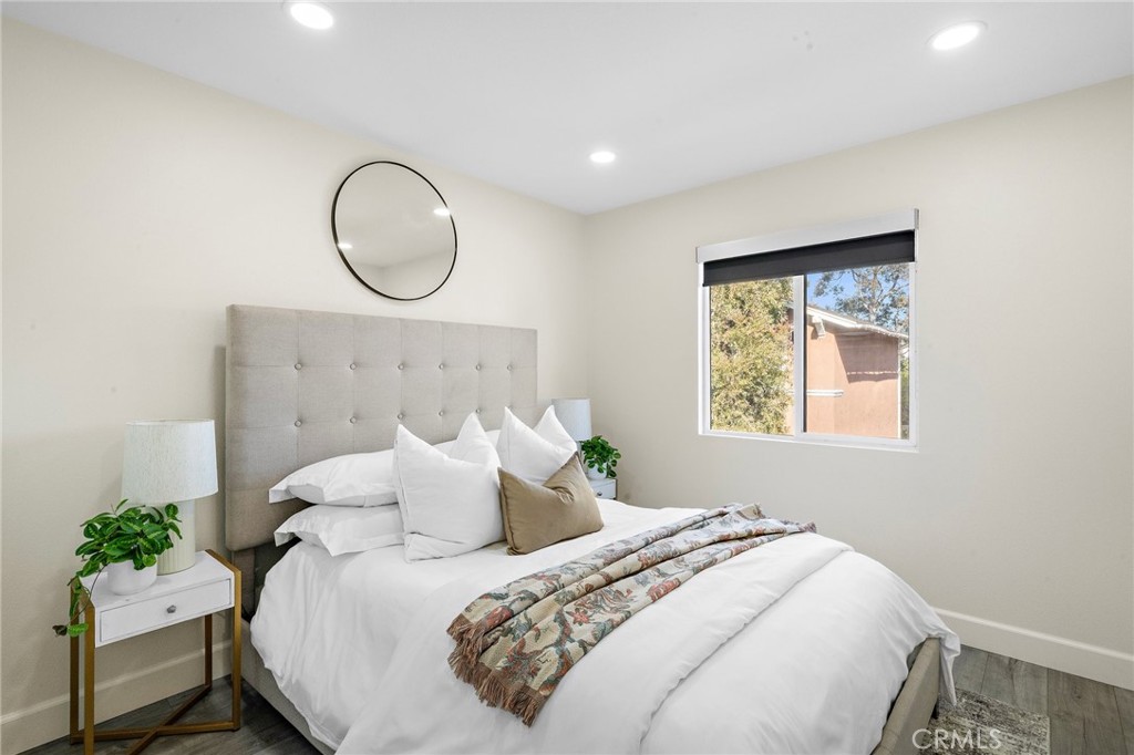 2852 N Santa Fe Place