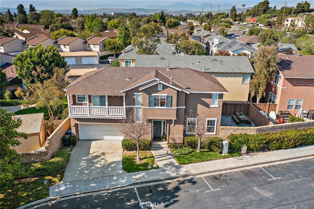 2852 N Santa Fe Place