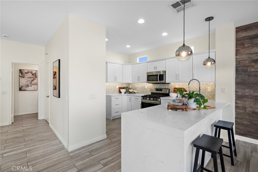 2852 N Santa Fe Place