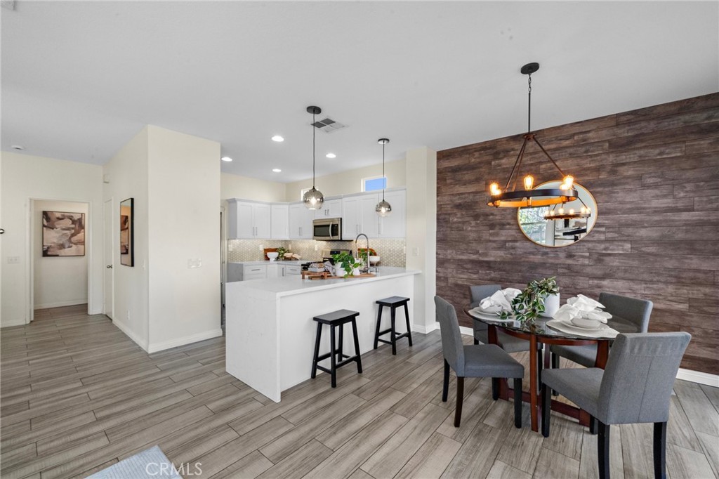 2852 N Santa Fe Place