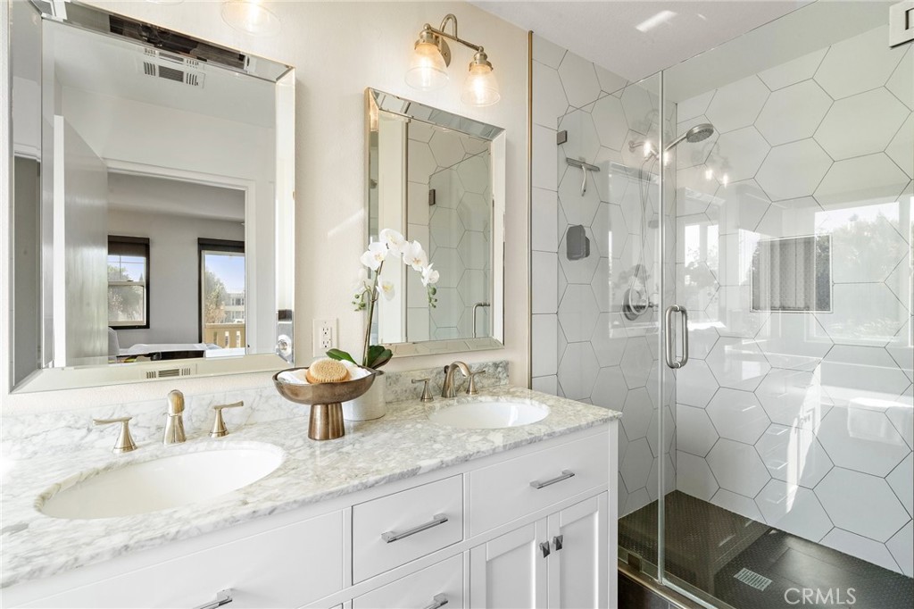 2852 N Santa Fe Place