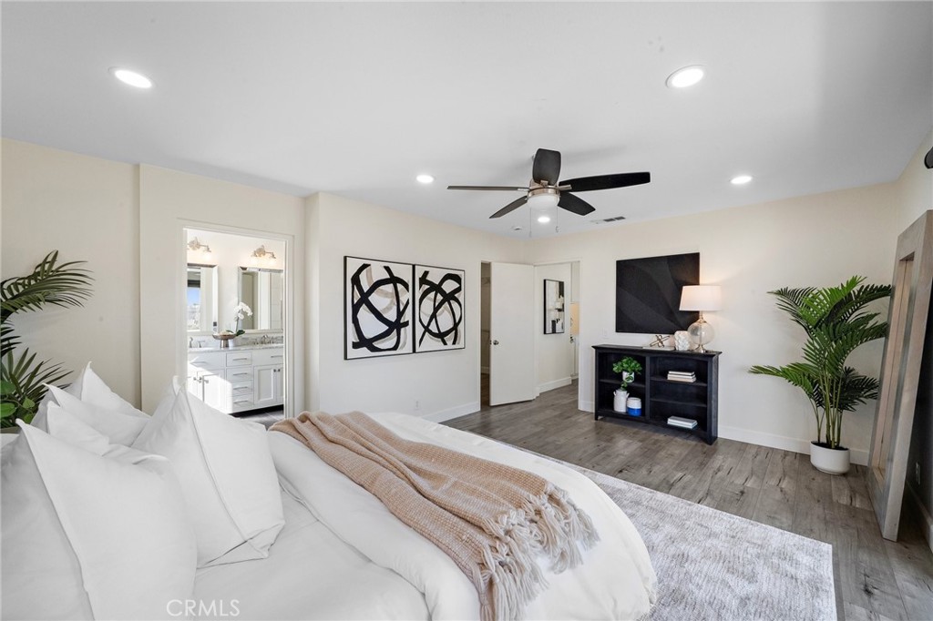 2852 N Santa Fe Place