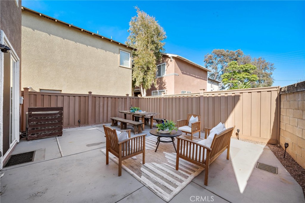 2852 N Santa Fe Place