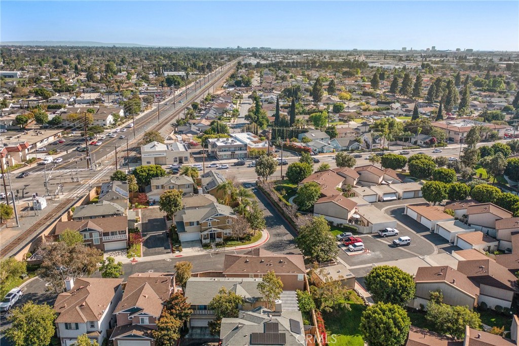 2852 N Santa Fe Place