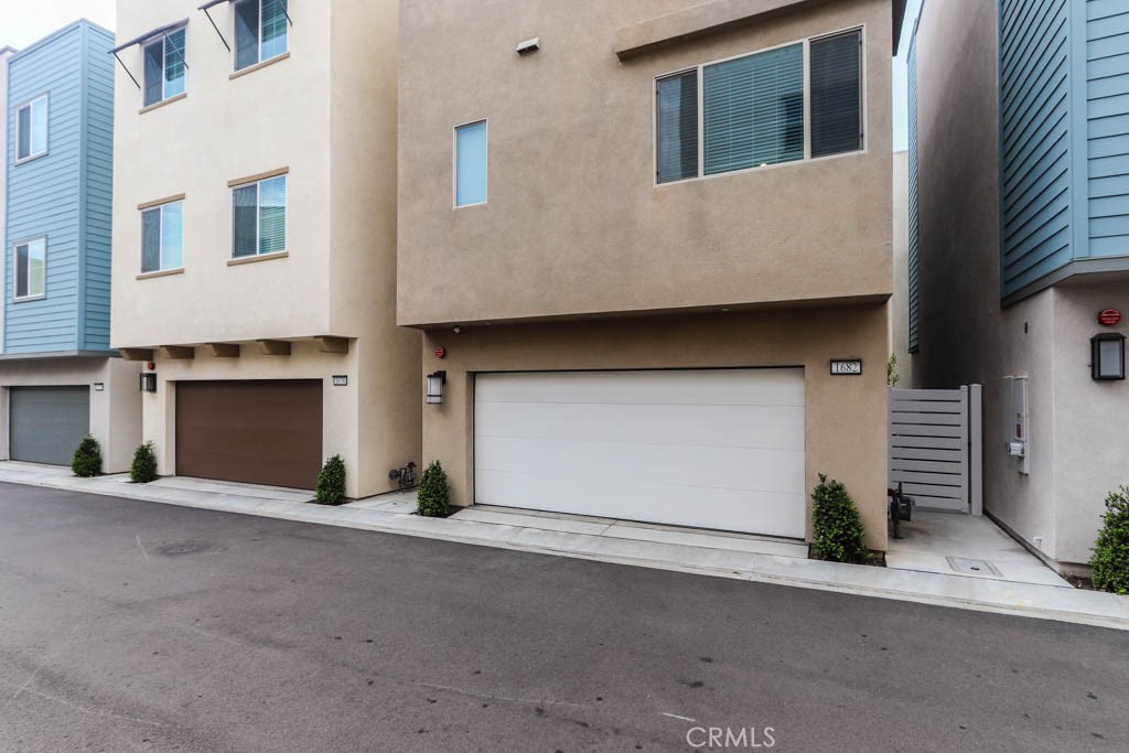 1682 Lexington Lane
