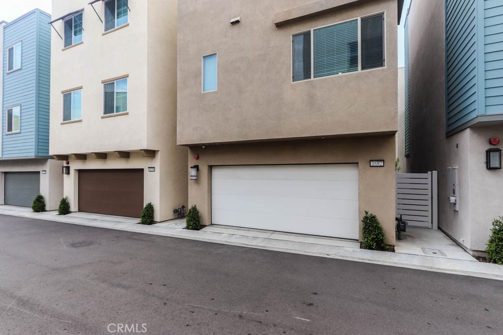 1682 Lexington Lane