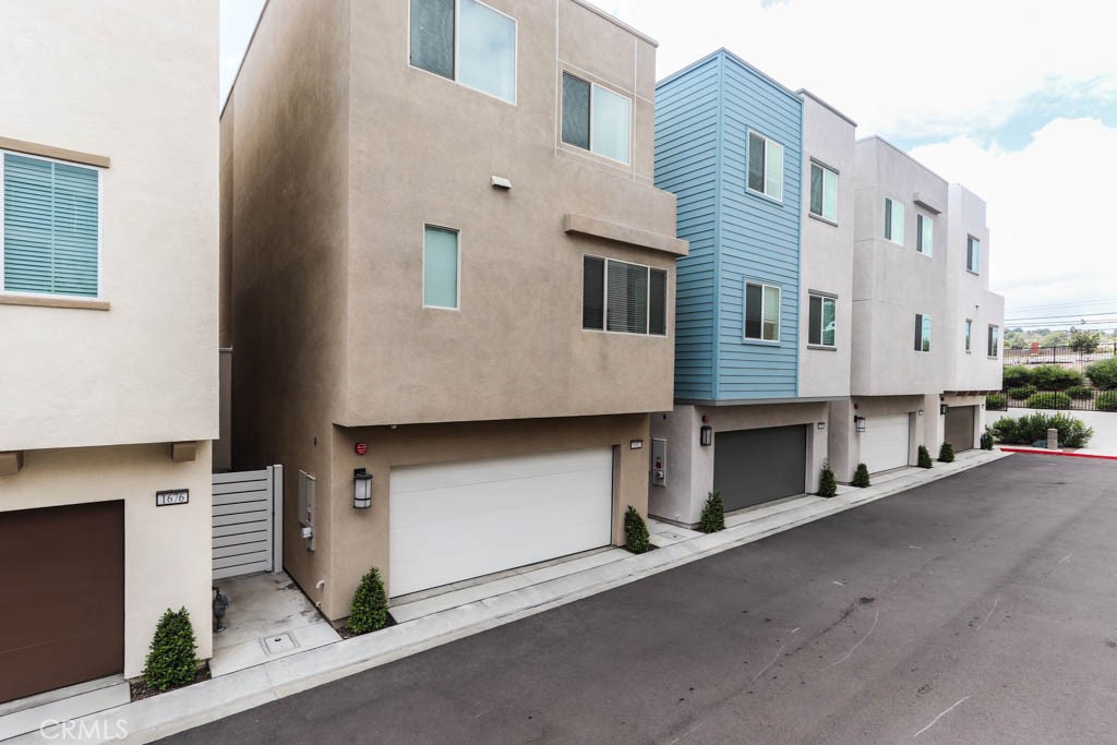 1682 Lexington Lane